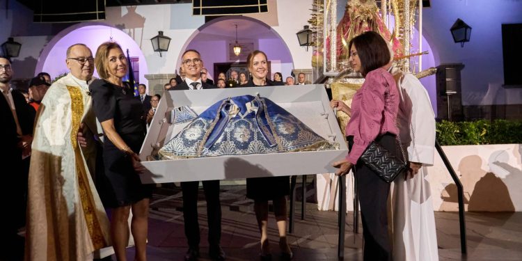 Los Llanos de Aridane viste a la Virgen de Las Nieves: el manto que le regaló el municipio se estrena este 5 de agosto