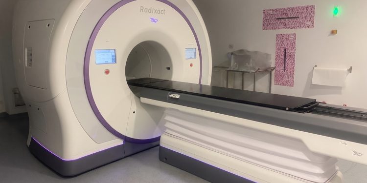 Radioterapia que sigue al tumor mientras el paciente respira: La Candelaria la aplica ya al cáncer de pulmón