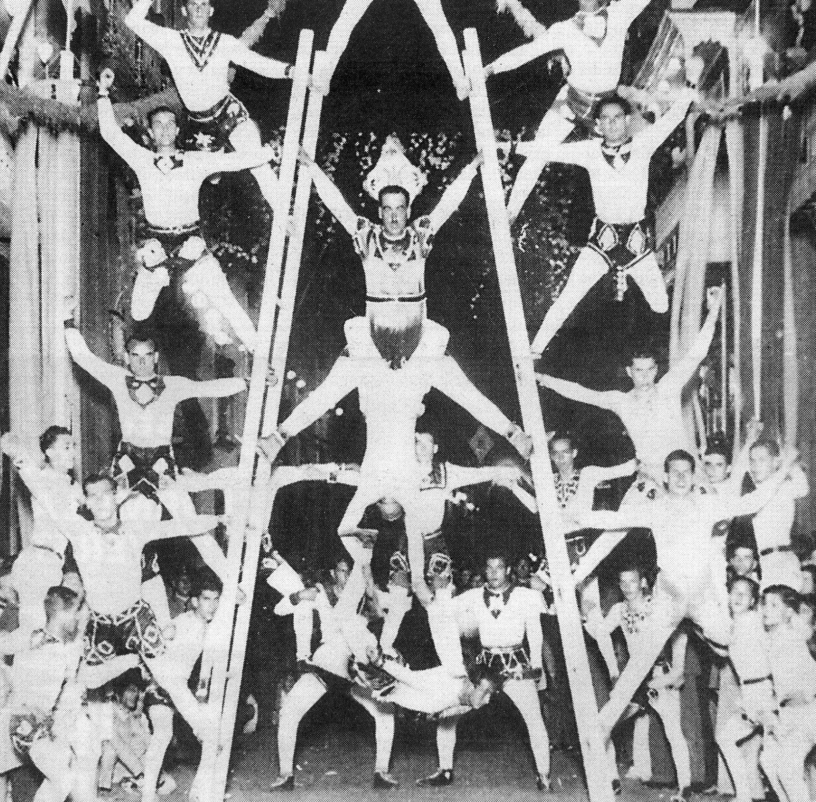 Acróbatas durante la Bajada de la Virgen de 1930
