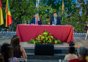El alcalde de San Andrés y Sauces, Francisco Paz, con el pregonero Isidro Abreu Sánchez en el arranque de las fiestas de Montserrat 2026