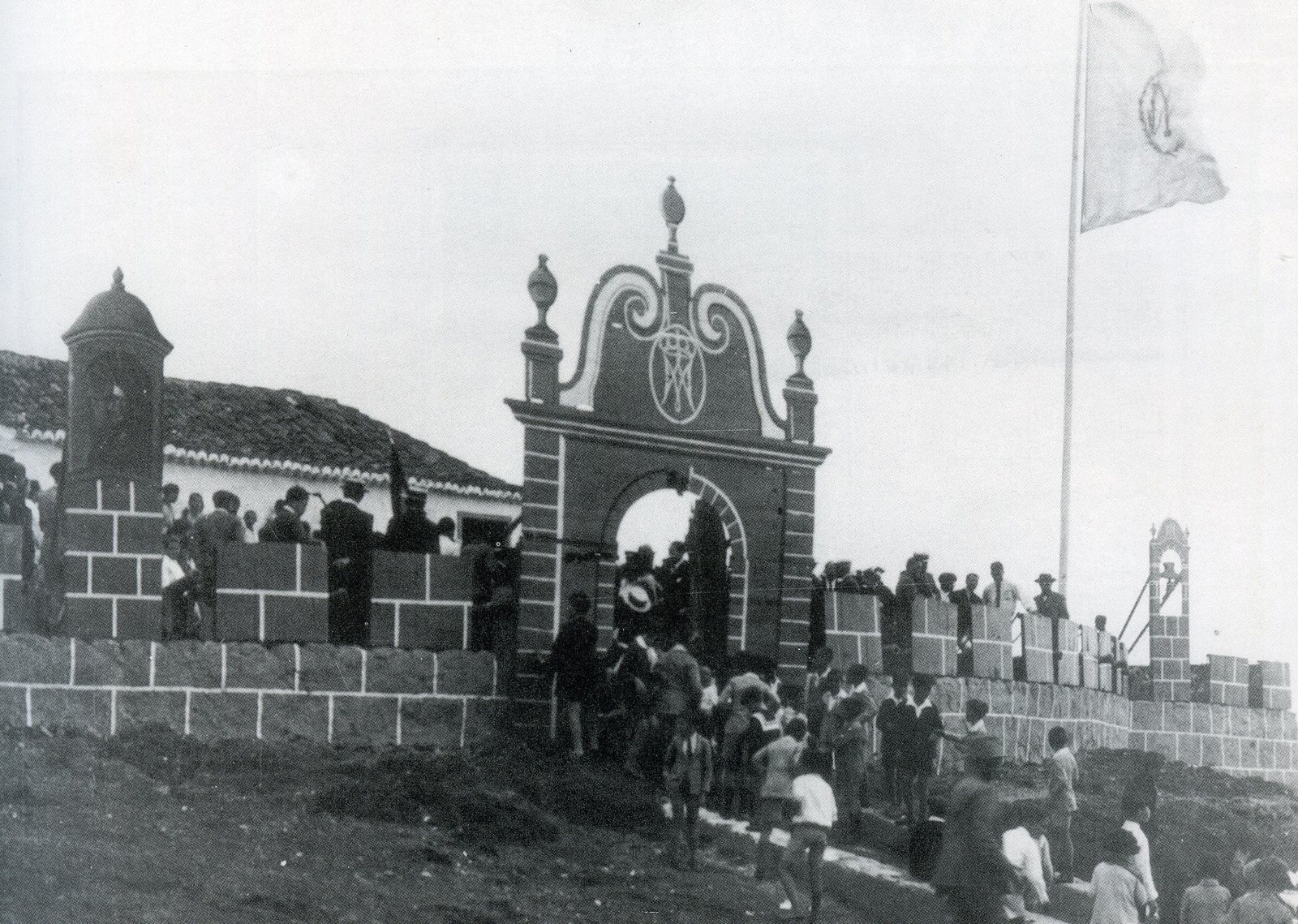 La bandera de la Virgen en el Castillo en 1910