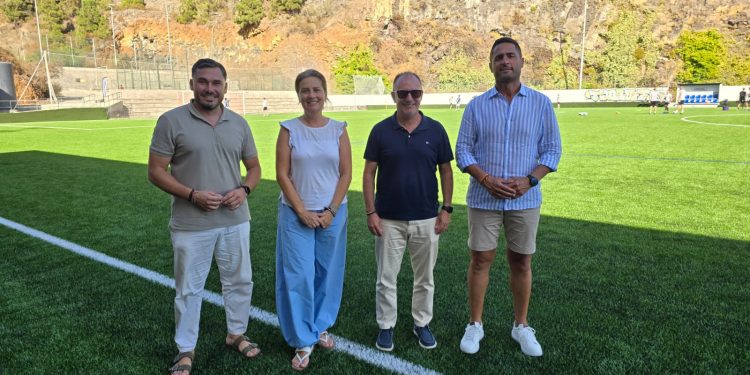 Nuevo césped artificial del campo municipal de fútbol de Tijarafe