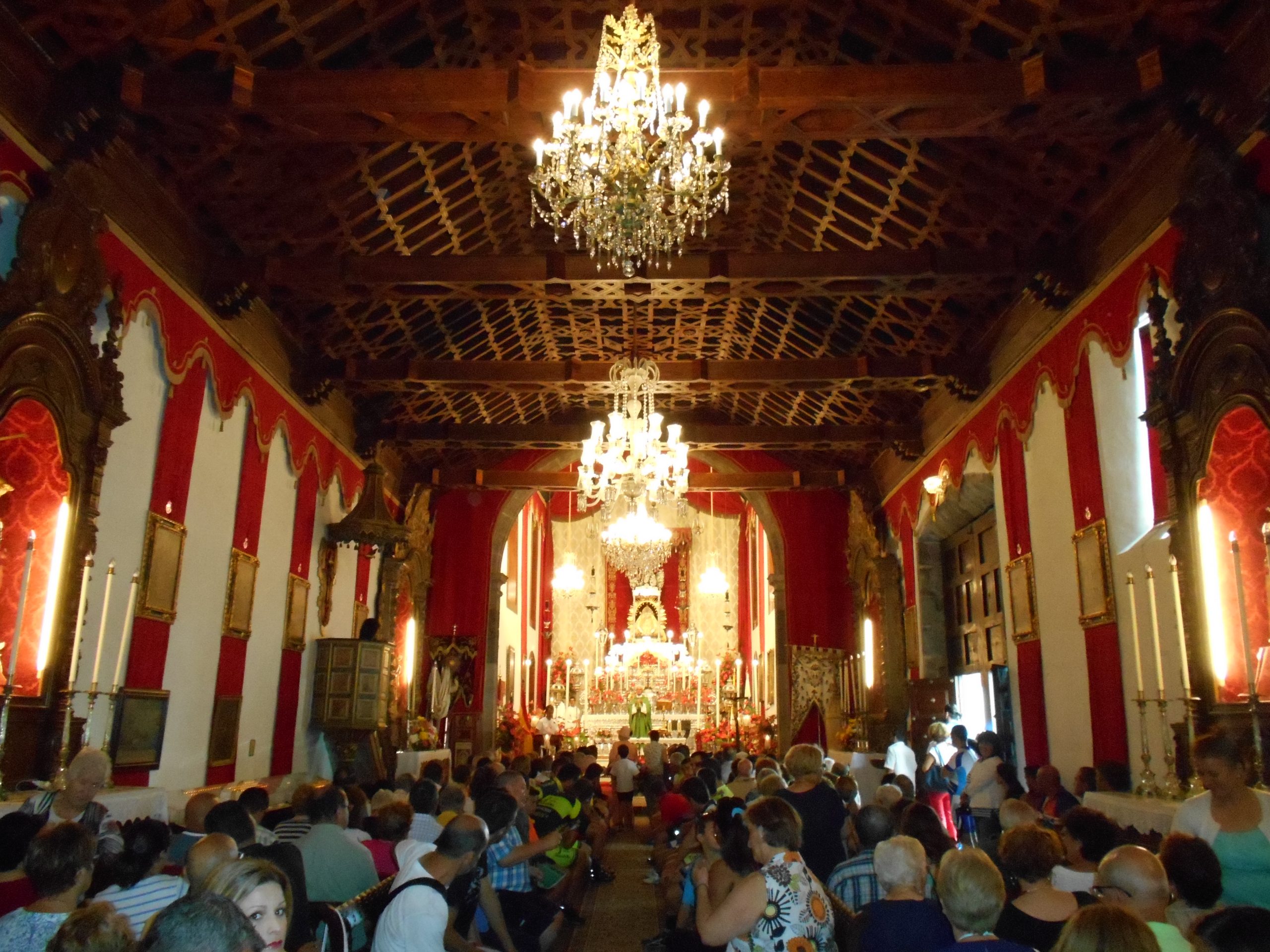 Celebración en el interior del santuario de Las Nieves