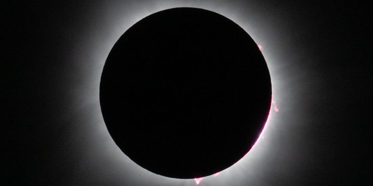 Corona solar y protuberancias durante el eclipse total del 8 de abril de 2024 en Dallas