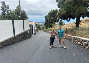 El alcalde de El Paso, Eloy Martín, y el concejal de Obras, David González