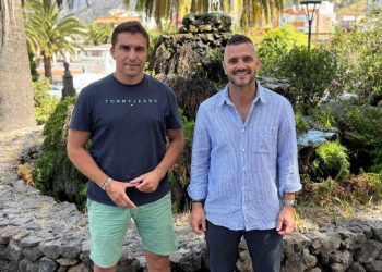 El alcalde de El Paso, Eloy Martín, y el concejal de Bienestar Animal, Gustavo Concepción