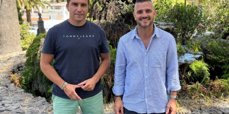 El alcalde de El Paso, Eloy Martín, y el concejal de Bienestar Animal, Gustavo Concepción