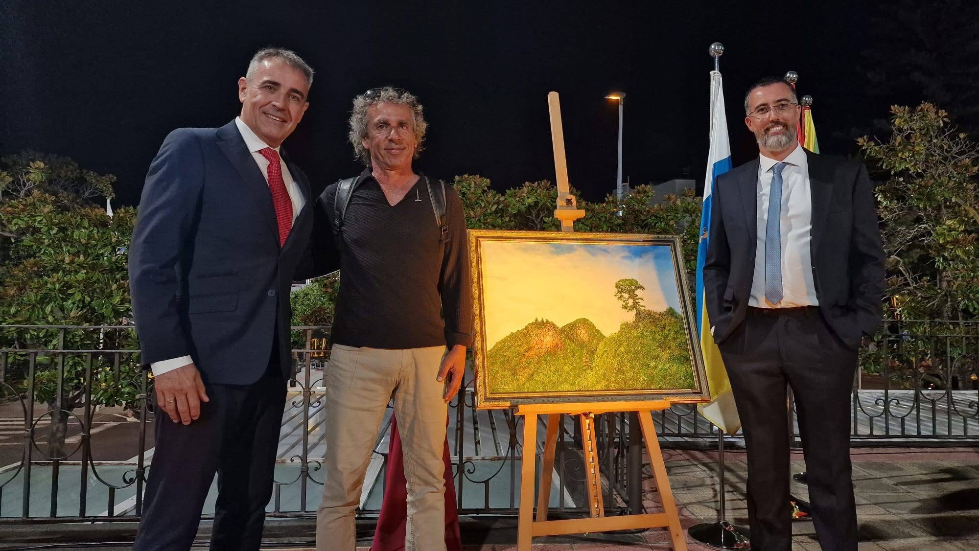 El alcalde entrega al pregonero un óleo del pintor Tito Hernández con la montaña del Balsordo