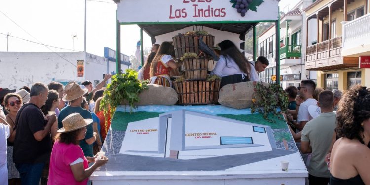 Carroza del barrio de Las Indias en las Fiestas de la Vendimia de Fuencaliente