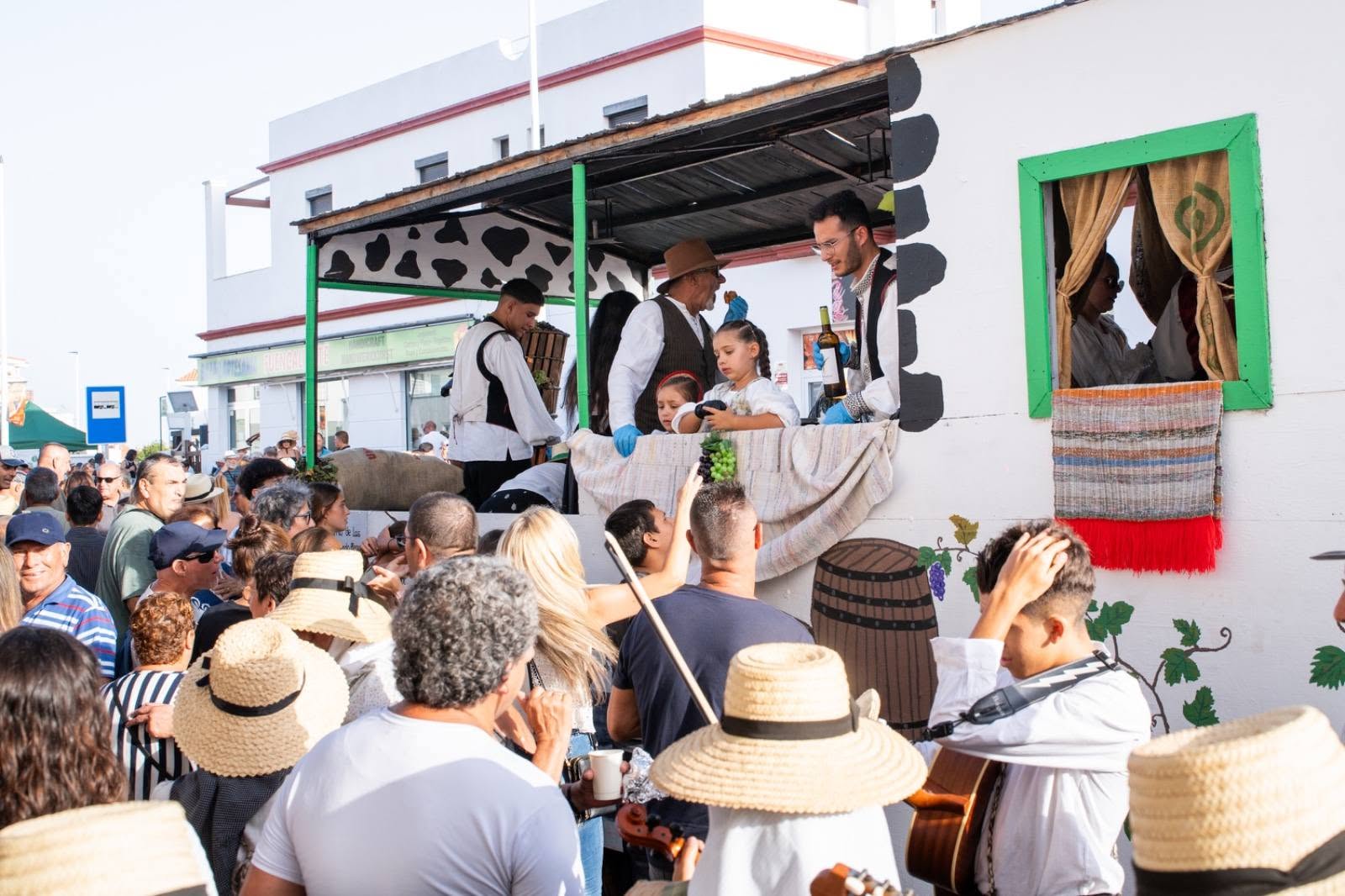Música y trajes tradicionales en la Fiesta de la Vendimia de Fuencaliente