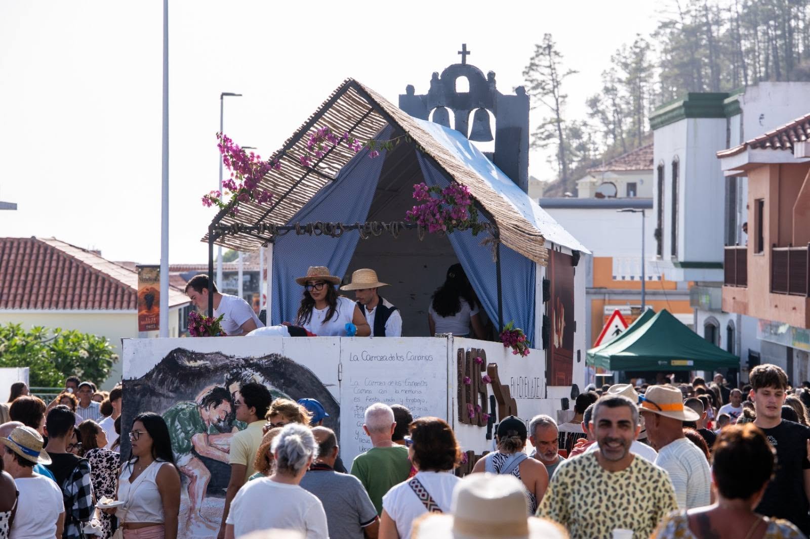La Carroza de los Canarios en las Fiestas de la Vendimia de Fuencaliente