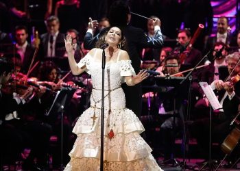 Isabel Pantoja canta acompañada por la Sinfónica de Las Palmas