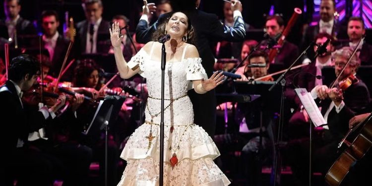 Isabel Pantoja canta acompañada por la Sinfónica de Las Palmas