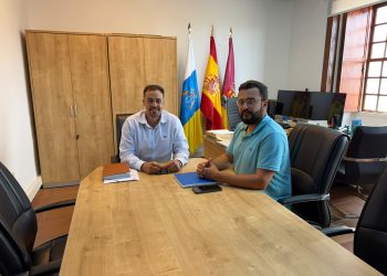 Joshua Pérez e Idafe Hernández con vecinos mayores de 60 años de Villa de Mazo