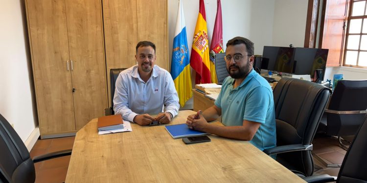 Joshua Pérez e Idafe Hernández con vecinos mayores de 60 años de Villa de Mazo