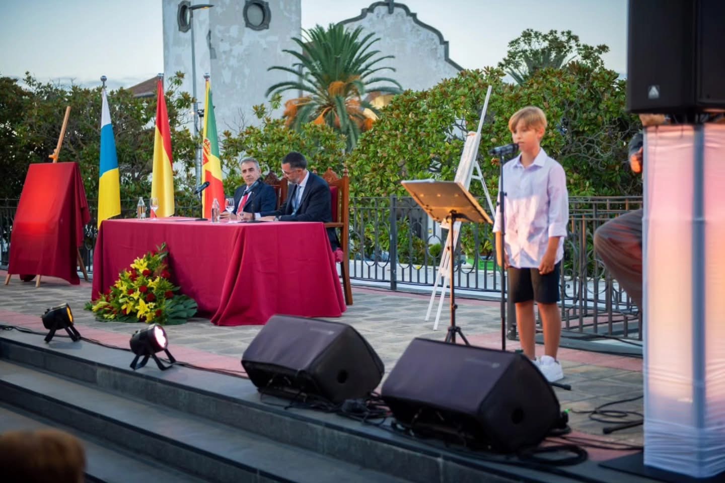 El niño Bruno Hernández Hernández interpreta varias piezas musicales en el pregón
