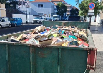 Libros retirados de la Biblioteca Municipal Antonio Pino Pérez de El Paso depositados en un contenedor de obra