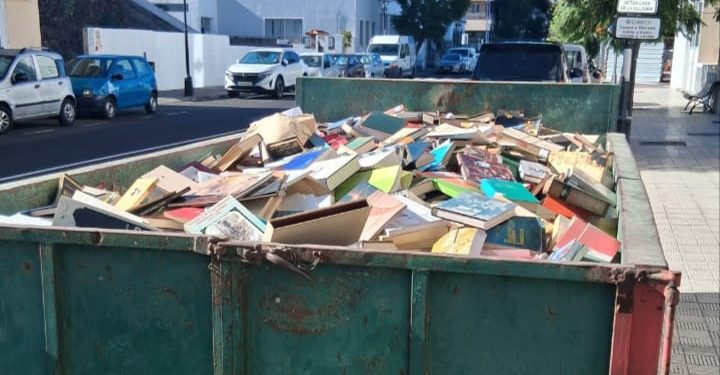 Libros retirados de la Biblioteca Municipal Antonio Pino Pérez de El Paso depositados en un contenedor de obra