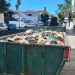 Libros retirados de la Biblioteca Municipal Antonio Pino Pérez de El Paso depositados en un contenedor de obra