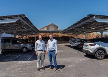 El consejero Mariano H. Zapata y el alcalde de Puntagorda, Vicente Rodríguez, en la nueva instalación fotovoltaica del centro de mayores
