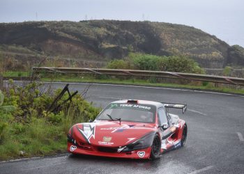 Coche de rally en la carretera de la Subida a Puntallana