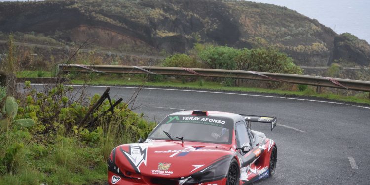Coche de rally en la carretera de la Subida a Puntallana