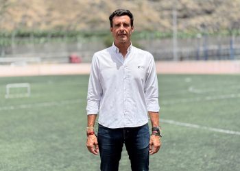 Toni Santana, concejal de Deportes de Tazacorte, en el campo de fútbol 7 del Puerto