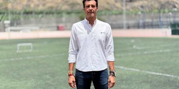Toni Santana, concejal de Deportes de Tazacorte, en el campo de fútbol 7 del Puerto