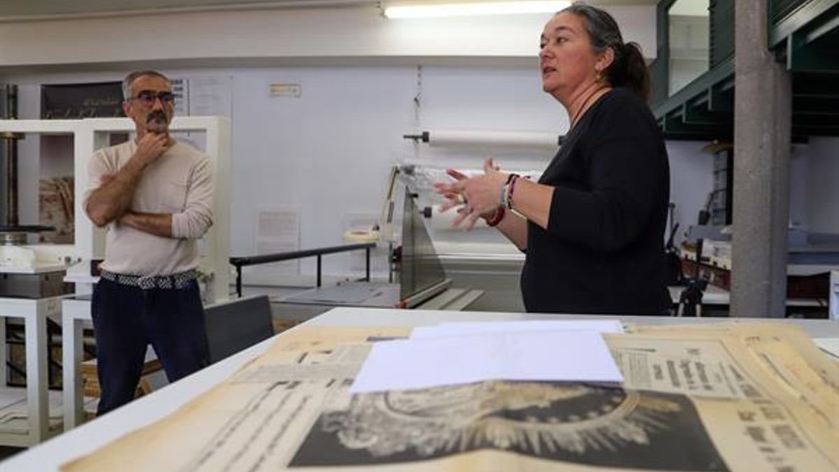 Verónica Ojeda y Manuel Cubero, restauradores del Libro de la Esclavitud